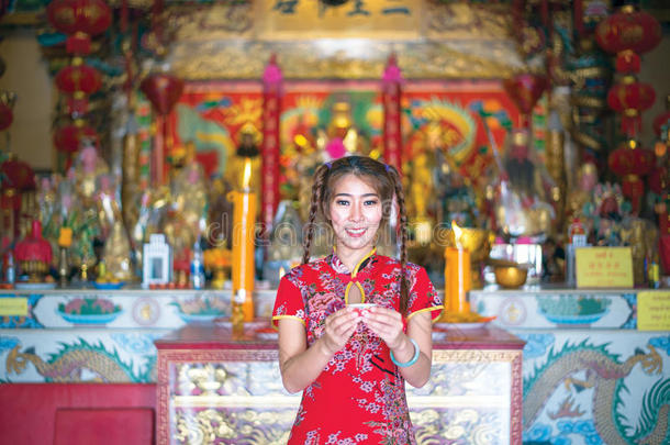 中国女人在新年穿着传统旗袍