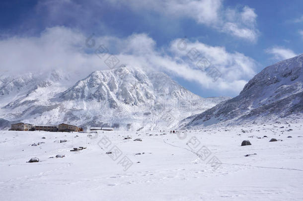阿尔卑斯山亚洲多云的领域小山
