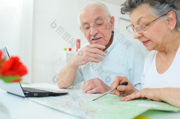 老年夫妇测绘路线