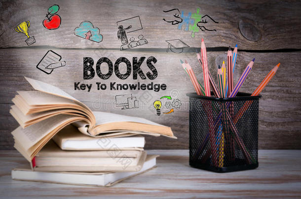 书籍，知识的钥匙。 木桌上有一叠书和铅笔。