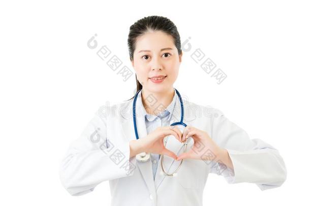 亚洲女医生用听诊器手爱心手势