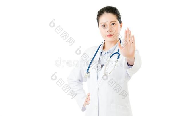 亚洲女医生用听诊器显示拒绝停止手势