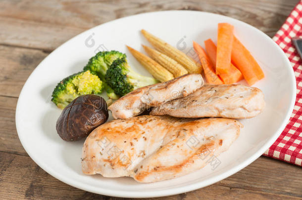 饮食食物，烤鸡和蔬菜。