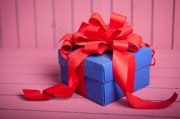 蓝色<strong>礼品盒</strong>，红色丝带和蝴蝶结，<strong>粉色</strong>背景