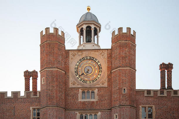 汉普顿宫廷宫廷院子的钟