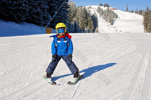 可爱的小男孩，在密苏里州的奥地利滑雪胜地快乐地滑雪