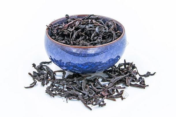 中国乌龙深红茶<strong>武夷</strong>鲁贵在蓝色陶瓷碗里