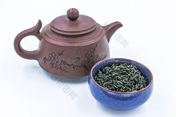 中国野生绿茶。 叶生路恰恰在一个蓝色的陶瓷碗里