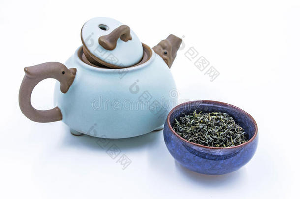中国野生绿茶。 叶生路恰恰在一个蓝色的陶瓷碗里