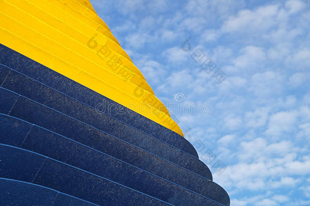 彩色金属墙未来主义建筑的角度。 抽象的建筑模式
