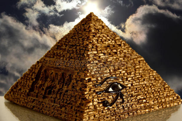具有云景背景的埃及金字塔