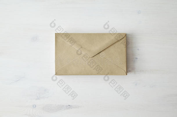 棕色牛皮纸邮寄信封在木桌上