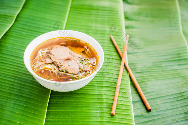 <strong>香</strong>蕉叶背景上的<strong>一碗</strong>传统越南牛肉汤。