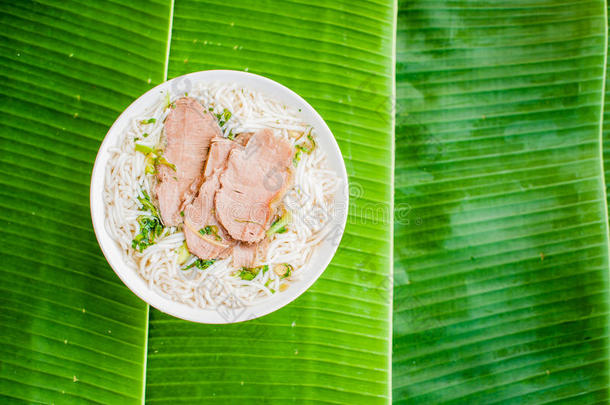 香蕉叶背景上的一碗传统越南<strong>牛肉汤</strong>。