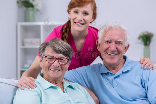老年夫妇和照顾者