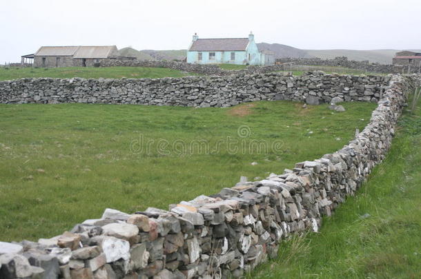 干燥的石墙和小屋
