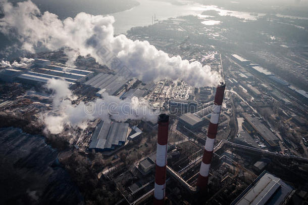 来自两个工厂烟囱的烟雾对空气的污染。 空中视野