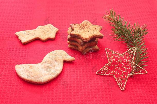 红色背景上的圣诞饼干和装饰品