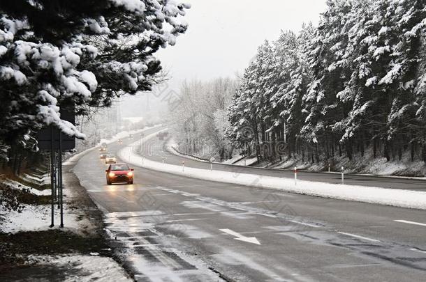 冬天<strong>路上</strong>有雪的<strong>汽车</strong>。 恶劣天气下危险的<strong>汽车</strong>交通。