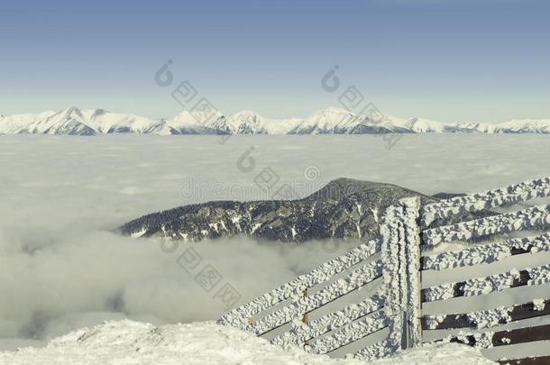 在暴风雪后的一个晴朗的冬天，一场大雪覆盖了斜坡顶部的栅栏。 过滤<strong>图</strong>像：交叉处理的<strong>年份</strong>