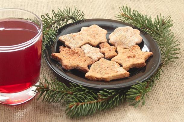圣诞饼干和饮料在亚麻布背景