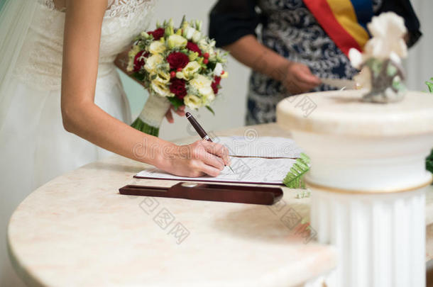 新娘用钢笔签署结婚证