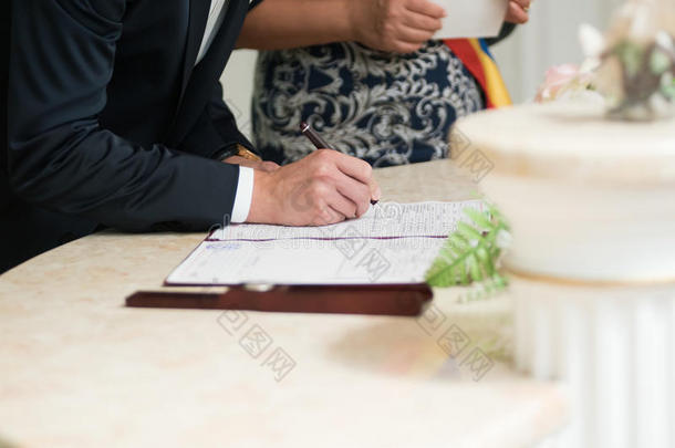 新郎用钢笔签署<strong>结婚证</strong>