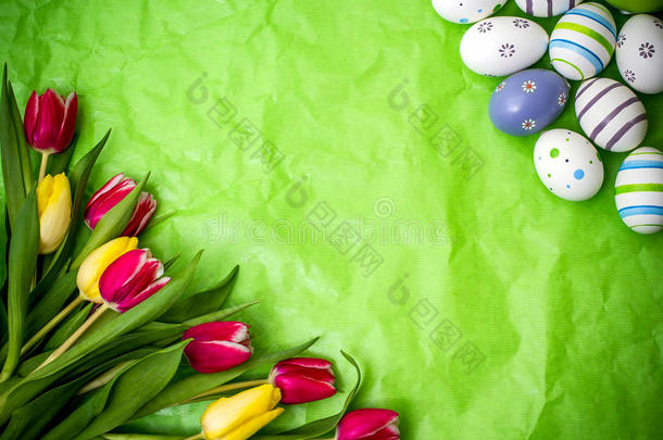 东方鸡蛋，郁金香在绿色皱巴巴的包装纸上