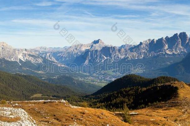 阿尔卑斯山安佩佐地区围绕蓝色