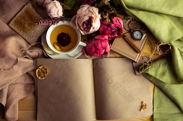 工艺纸笔记与一杯茶，花，牡丹，老古董时钟。 复古背景。 现代色调。 文本的<strong>合作</strong>空间，<strong>图片</strong>