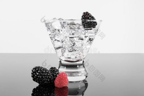 背景浆果饮料黑莓气泡