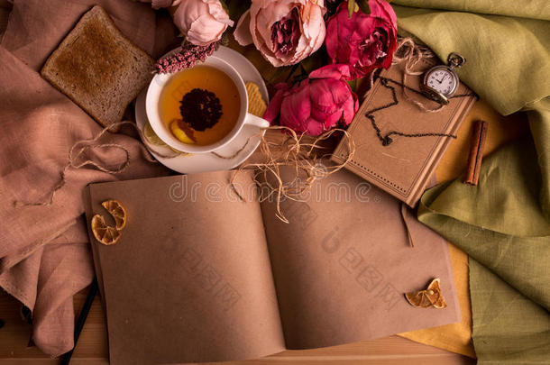 工艺纸笔记与一杯茶，花，牡丹，老古董时钟。 复古背景。 现代色调。 文本的<strong>合作</strong>空间，<strong>图片</strong>