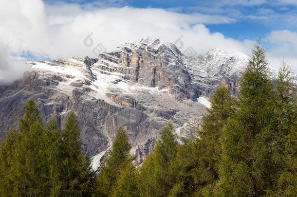 阿尔卑斯山地区云多云的科蒂纳