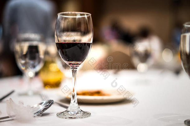 桌子上有<strong>一杯红酒</strong>。
