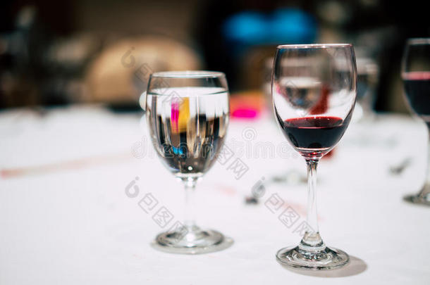 桌子上有<strong>一杯红酒</strong>和<strong>一杯</strong>水。