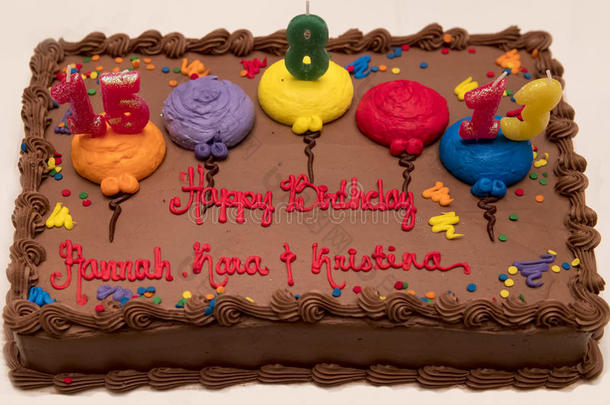 五颜六色的生日快乐巧克力蛋糕和年龄蜡烛
