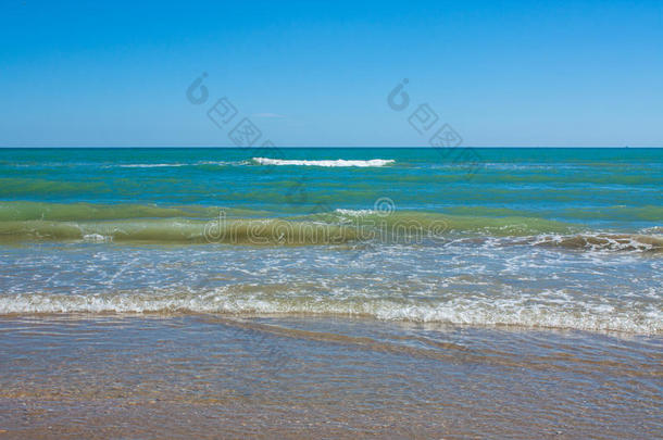 亚得里亚海海岸景观。 意大利海滨，夏季沙滩，地平线上有云。