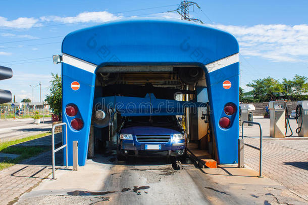 自动门户洗车与汽车通过。