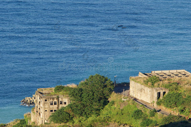 蓝色建筑绿色金瓜石风景