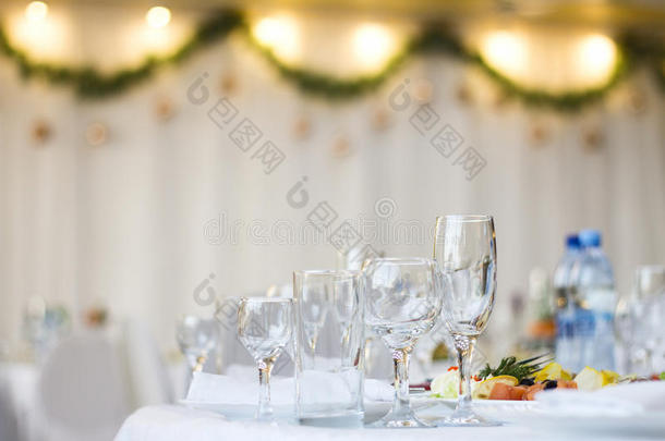 一家餐厅的桌子上有玻璃杯和眼镜，里面有新年`。