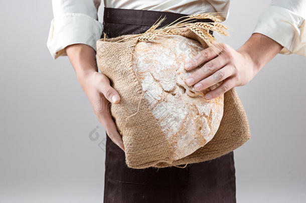 面包师手里拿着乡村有机面包