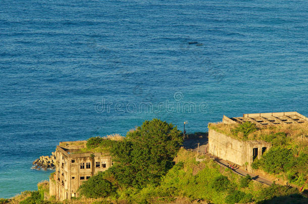 蓝色建筑绿色金瓜石风景