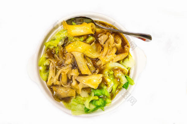 中国美味<strong>红烧鱼</strong>肚和蔬菜装在碗里