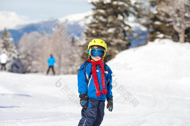可爱的小男孩，在密苏里州的奥地利滑雪胜地快乐地滑雪