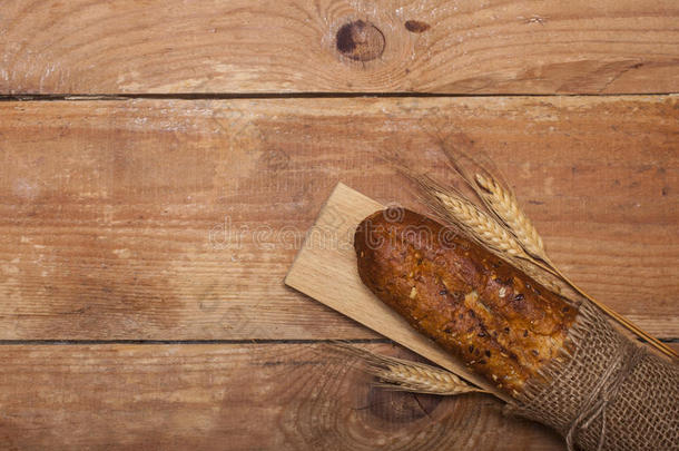 乡村木桌上的面包