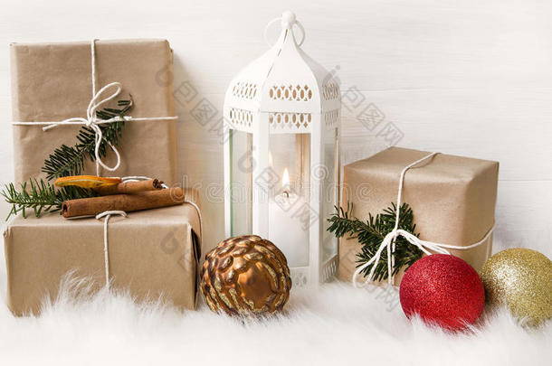 圣诞装饰有灯笼、包装礼物和圣诞树装饰品