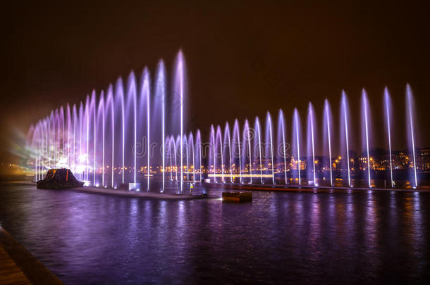 在阿姆斯特丹灯节期间，喷泉在夜晚的灯光艺术