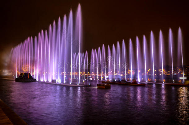 在阿姆斯特丹灯节期间，喷泉在夜晚的灯光艺术