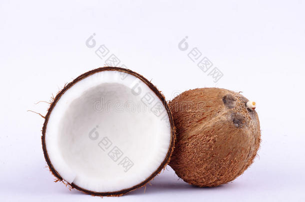 新鲜椰子半剪路径椰子牛奶和椰子壳在白色背景水果食品