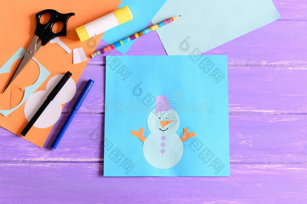 创建儿童冬季纸卡。 教程。 堆雪人卡，剪刀，记号笔，铅笔，胶水棒，彩色纸套